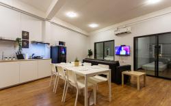 U4 Large 2 bed rooms full kitchen 200m to BTS