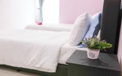Modern Home/ 5 mins Jonker&Encore Mlk/sleep 24pax