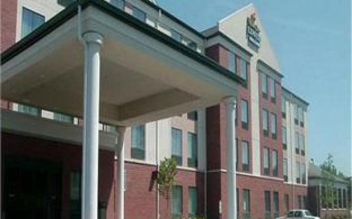 Holiday Inn Express Hotel & Suites Milwaukee-New Berlin