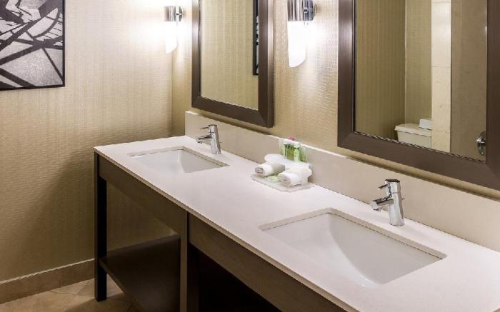 Holiday Inn Express Vancouver-Metrotown (Burnaby) By IHG