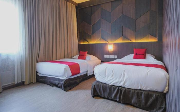 RedDoorz Plus near Pantai Coastarina 2 Batam