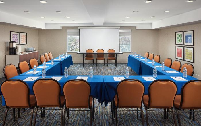 Holiday Inn Express Hotel & Suites Belmont By IHG