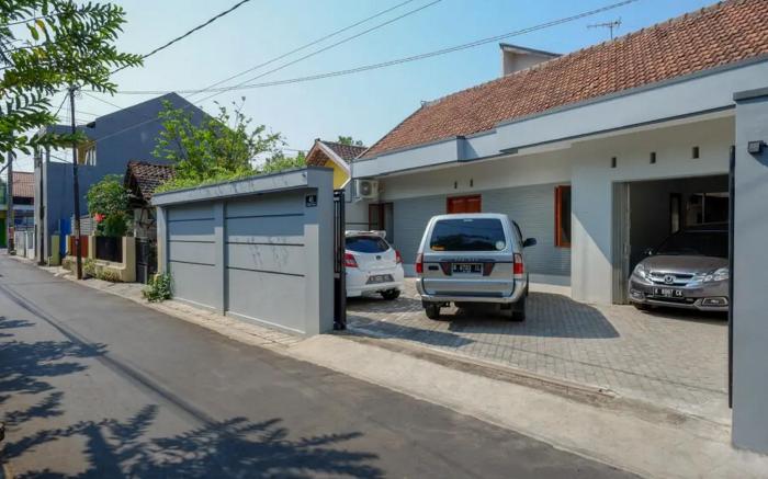 RedDoorz near Alun Alun Kudus 2