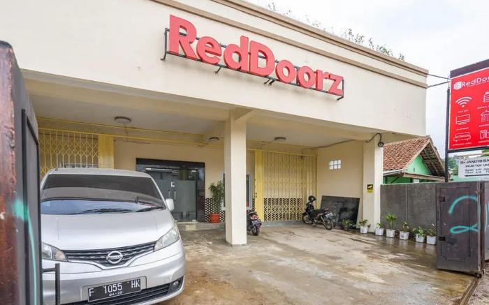 RedDoorz Syariah near Exit Toll Ciawi