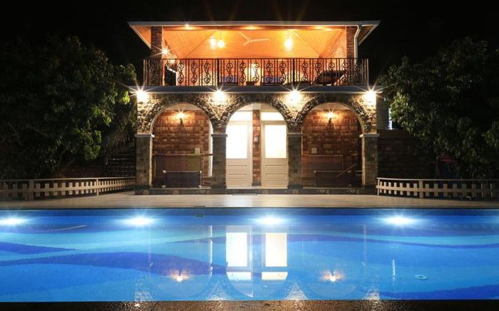 StayVista at Dudley Manor with Swimming Pool
