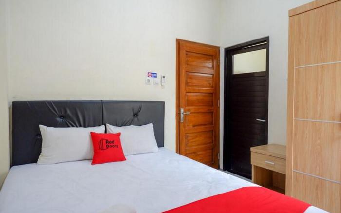 RedDoorz Syariah near Purwosari Train Station