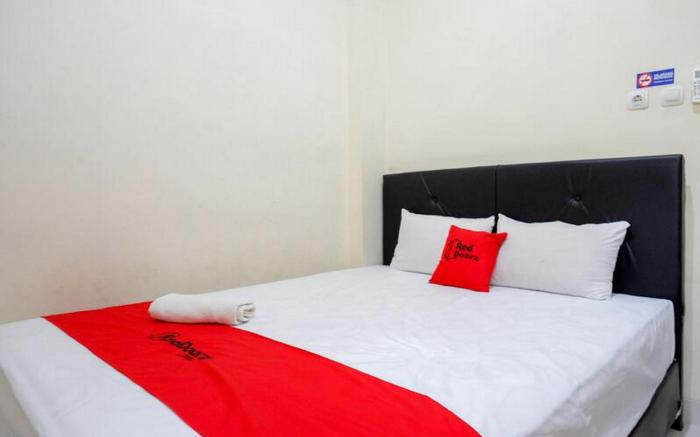 RedDoorz Syariah near Purwosari Train Station