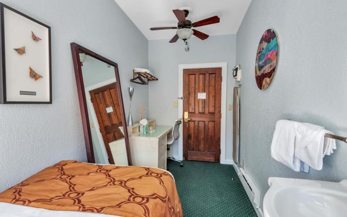 College Inn - European-Style Hotel