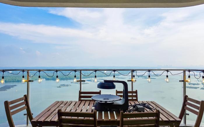 Seaview & Bathtub | The Aria Luxe Suite @Danga Bay