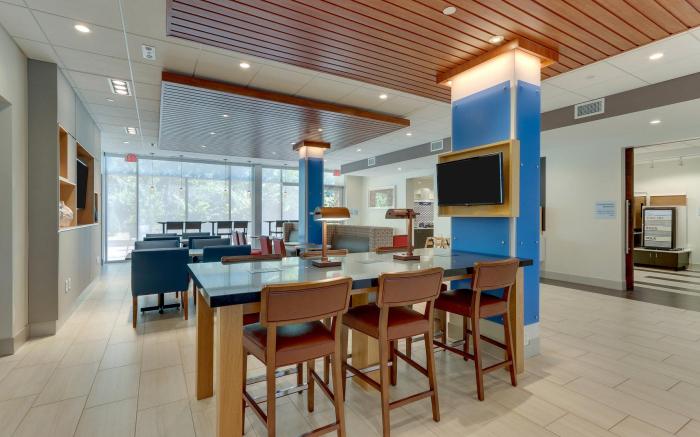 Holiday Inn Express & Suites Roanoke - Civic Center By IHG