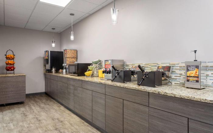 Days Inn and Suites by Wyndham Hammond IN