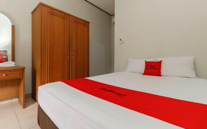 RedDoorz Plus @ Karet Pedurenan 3