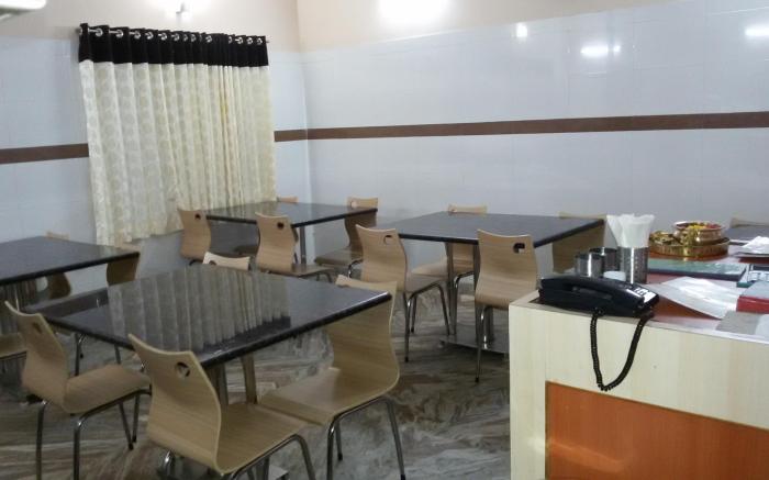 Hotel Saravana Grand
