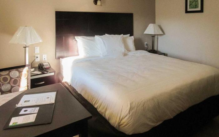 Quality Inn & Suites near Downtown Bakersfield