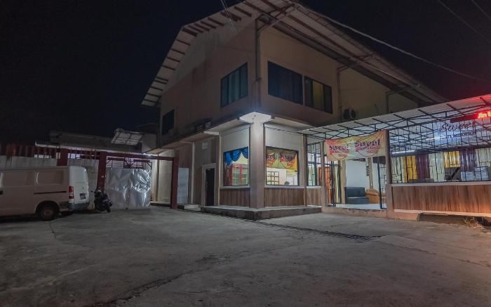 RedDoorz Plus @ Bukit Cinta Street Balikpapan