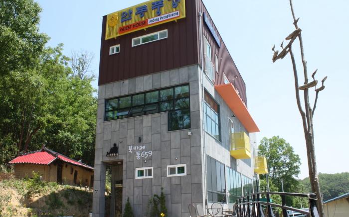 Andong Poonggyung Hostel N Library