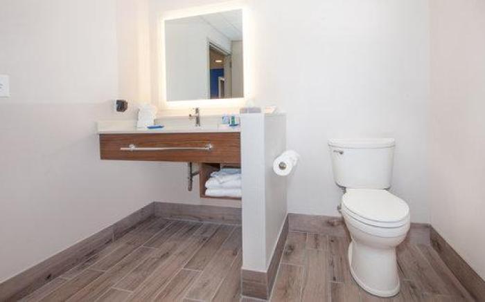 Holiday Inn Express & Suites Panama City Beach - Beachfront By IHG