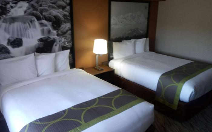 Super 8 by Wyndham Lynnwood
