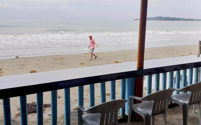 Bella's Beach Resort - Right on the Beach! (apt.8)