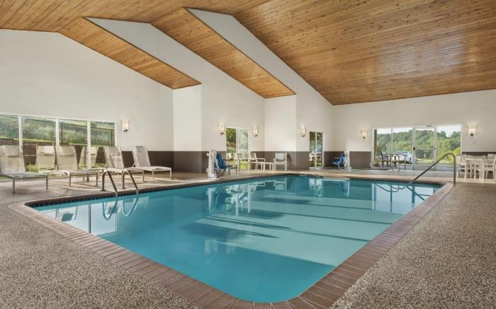 Country Inn & Suites by Radisson, Decorah, IA
