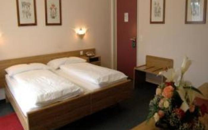 Ascona Lodge, Pool & Garden Retreat