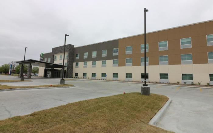 Holiday Inn Express & Suites Coffeyville By IHG