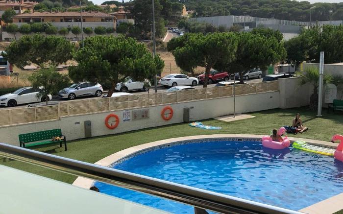 Comfortable Sunny Apartment With Swimming-pool