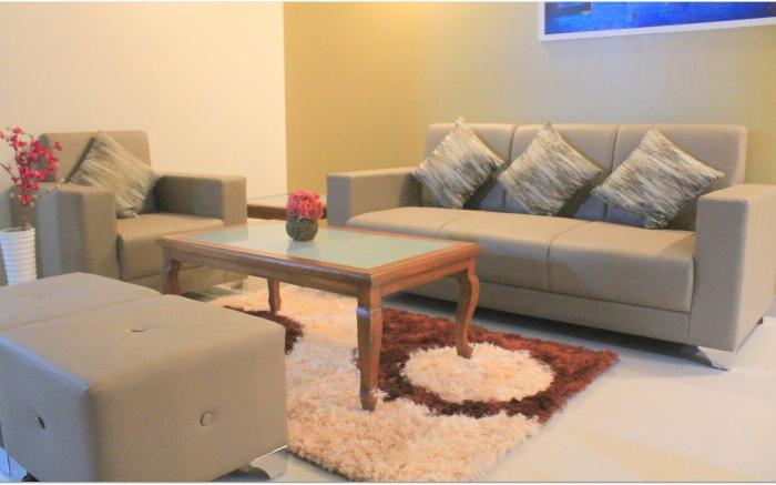 Sanitized Spacious room with Queen bed, AC, Pune