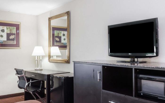 Howard Johnson Hotel by Wyndham Newark Airport