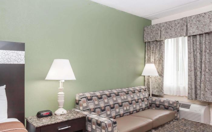 Howard Johnson Hotel by Wyndham Newark Airport