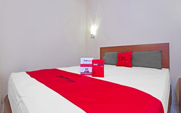 RedDoorz Near Trans Studio Mall 2