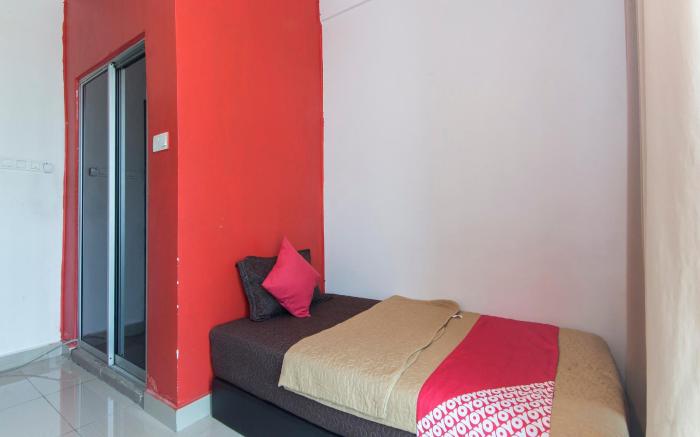 OYO 439 Night Queen Hotel