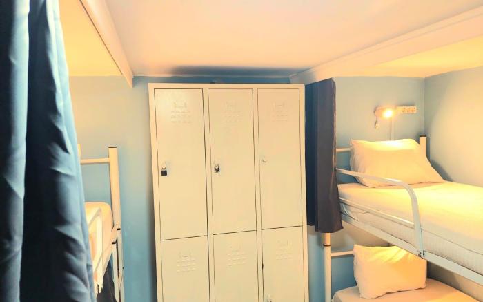 SHARED room  .  (SLEEPS 4) SHARED SHOWER .TOILET