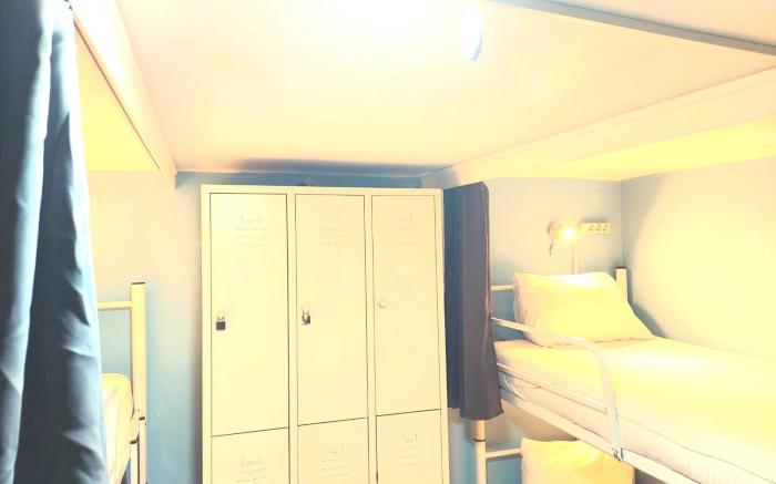 SHARED room  .  (SLEEPS 4) SHARED SHOWER .TOILET