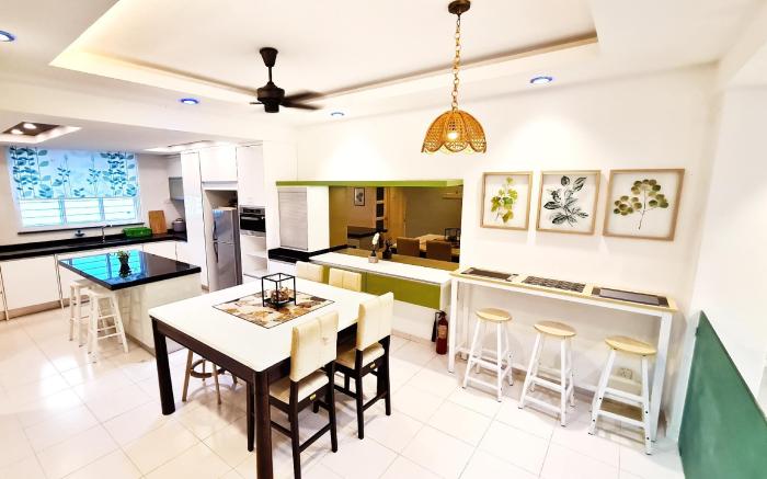 Ocean 19 Shamrock Villa Beachfront 4R5B with Pool