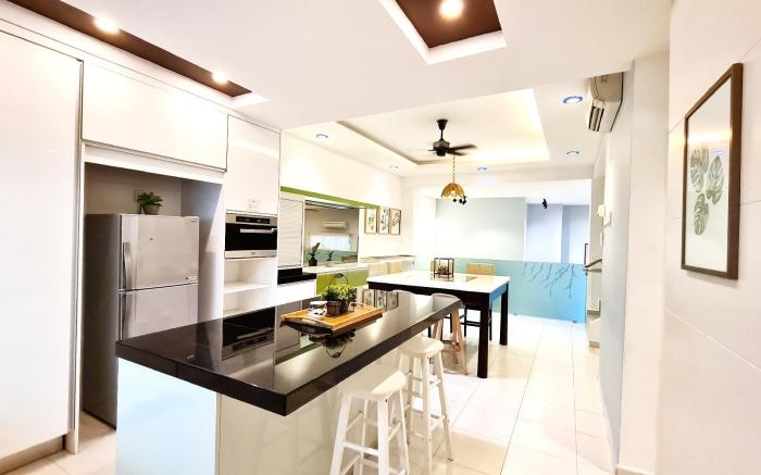 Ocean 19 Shamrock Villa Beachfront 4R5B with Pool