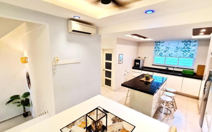Ocean 19 Shamrock Villa Beachfront 4R5B with Pool