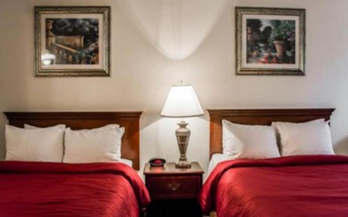 Clarion Inn & Suites Central Clearwater Beach