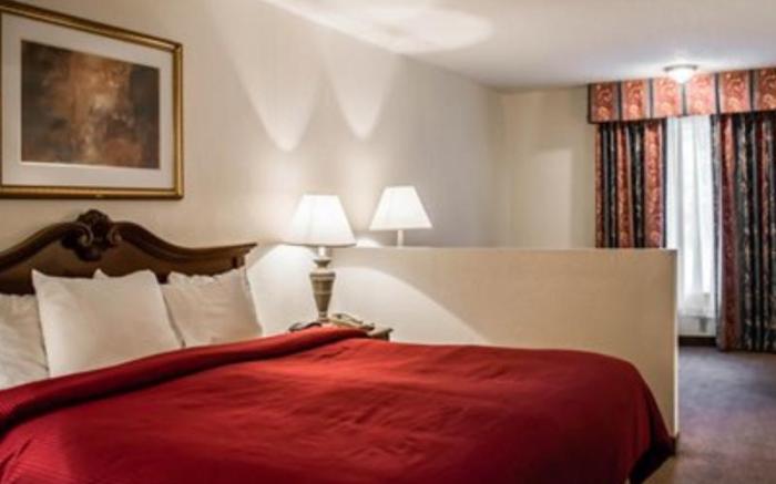 Clarion Inn & Suites Central Clearwater Beach