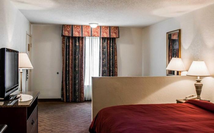 Clarion Inn & Suites Central Clearwater Beach