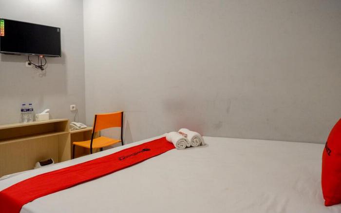 RedDoorz Plus @Hawai Inn Near Mall of Panakukang