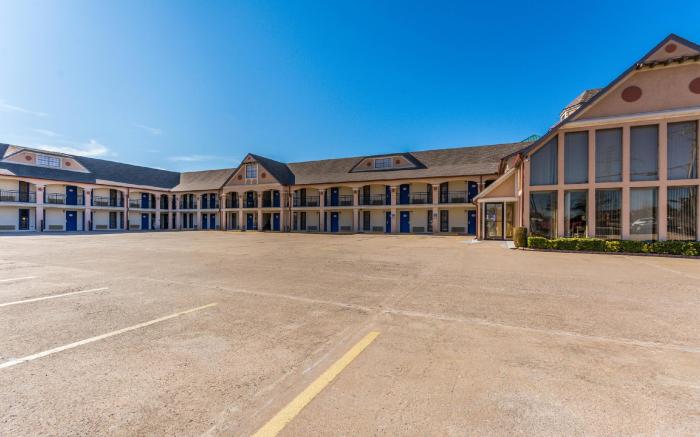 Econo Lodge Inn & Suites