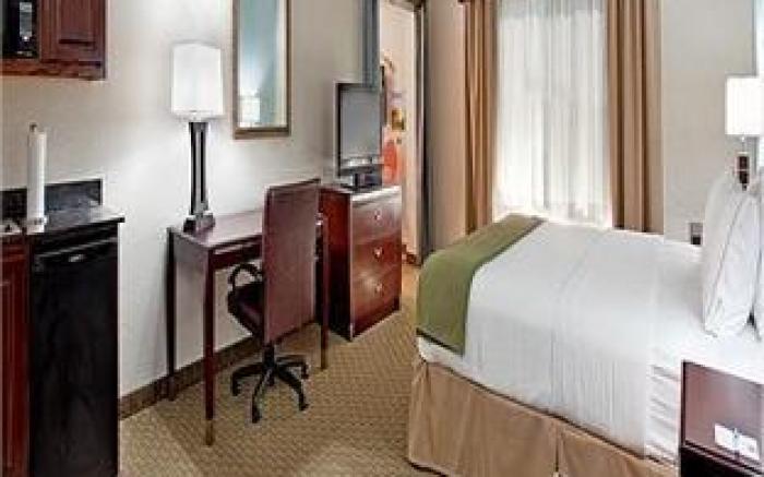 Holiday Inn Express & Suites Pittsburg By IHG
