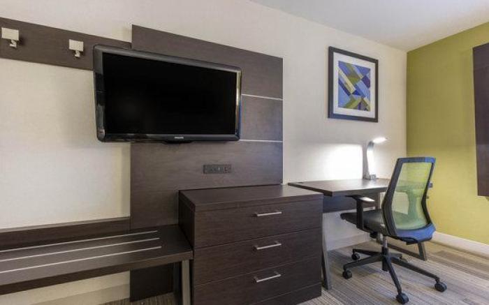 Holiday Inn Express & Suites Chicago West - St Charles By IHG