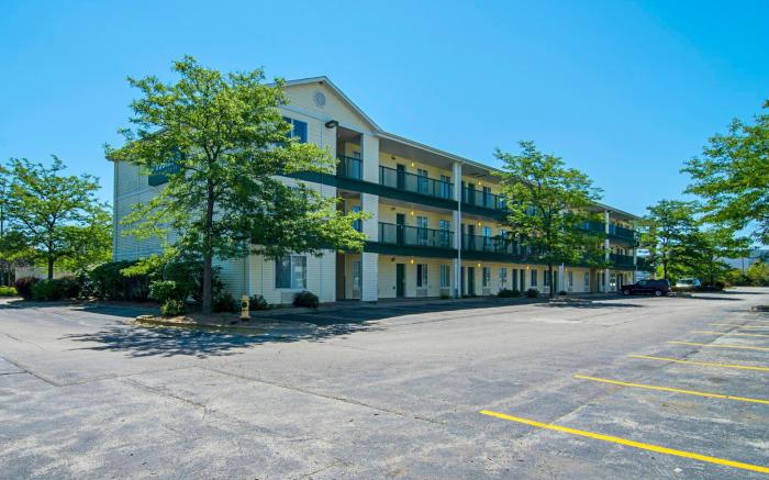 HomeTowne Studios Chicago - Waukegan