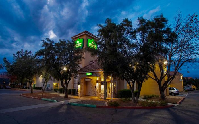 HomeTowne Studios Phoenix - Dunlap Ave