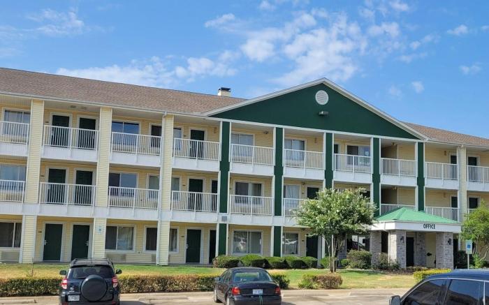 HomeTowne Studios Dallas - Irving