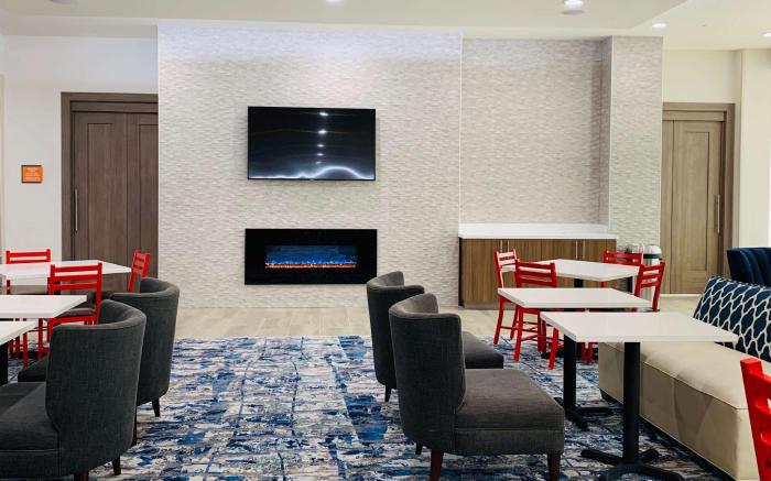 La Quinta Inn and Suites by Wyndham - Red Oak TX IH-35E