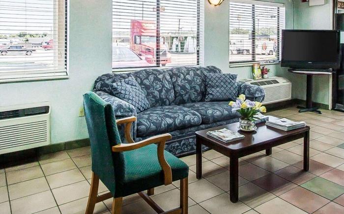 Econo Lodge Inn & Suites Southeast