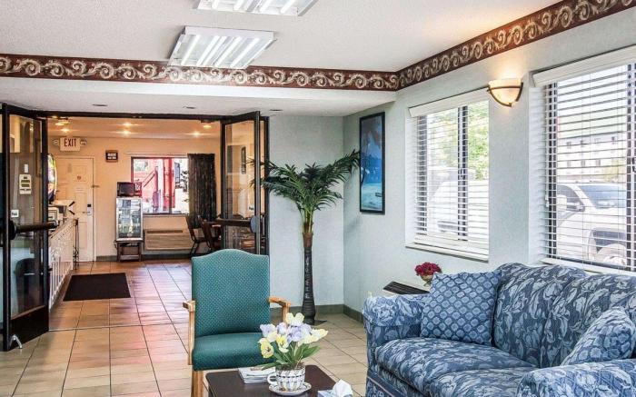 Econo Lodge Inn & Suites Southeast